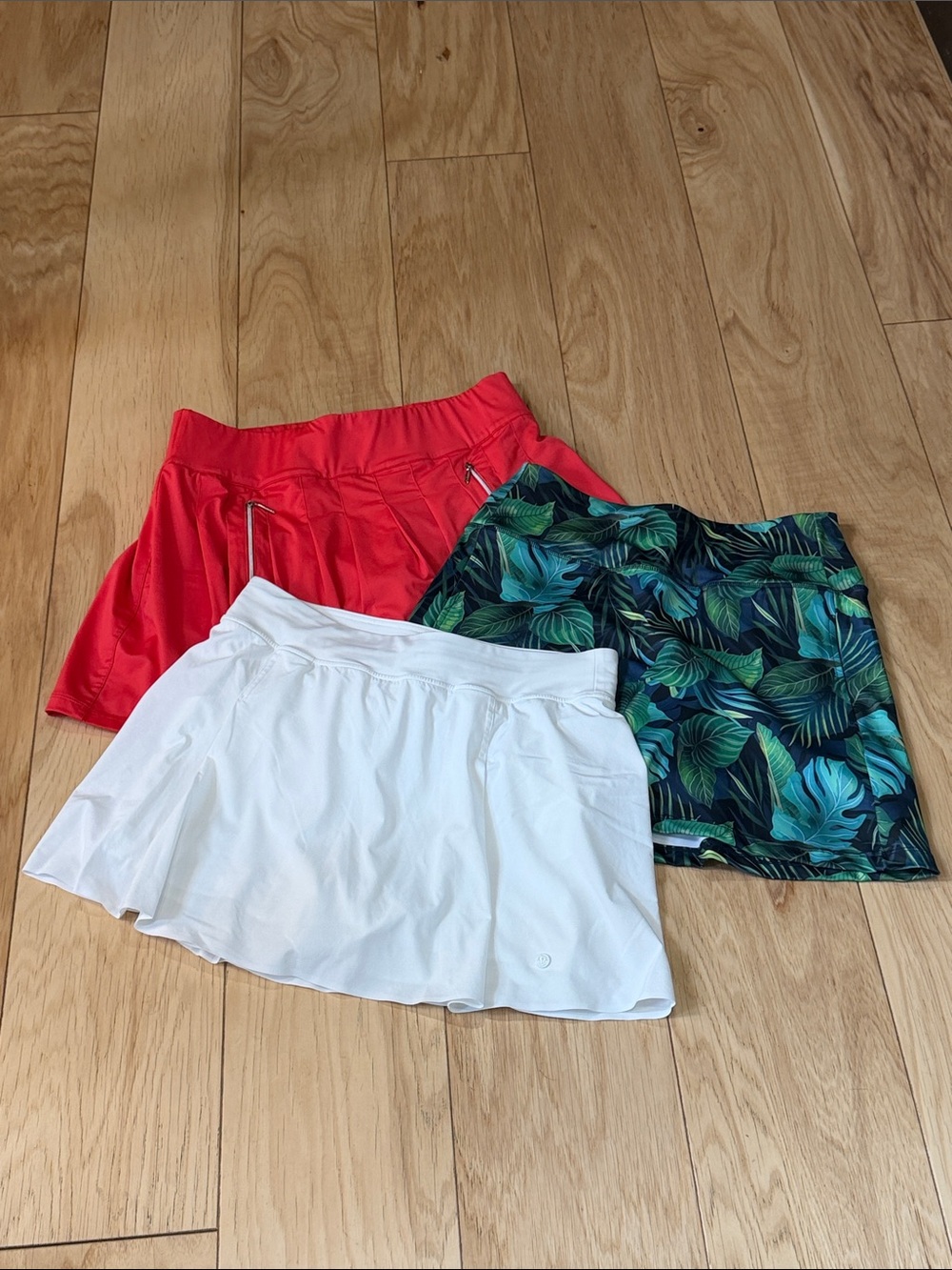 lululemon athletica Women’s Skort Trio — White, Red & Tropical Green Leaf